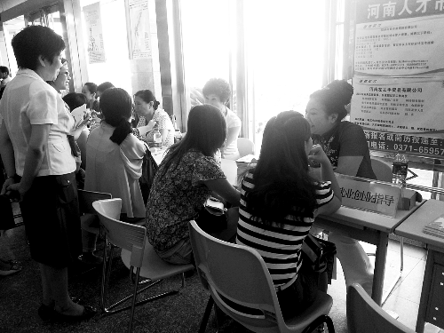 招聘會(huì)，導(dǎo)師團(tuán)正與大學(xué)生面對(duì)面交談。