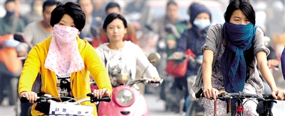10月8日，鄭州市民遮擋口鼻騎行。 新華社發(fā)