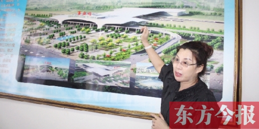 梁園區(qū)高鐵建設指揮部常務副指揮長、梁園區(qū)委副書記杜麗亞向記者介紹高鐵站效果圖