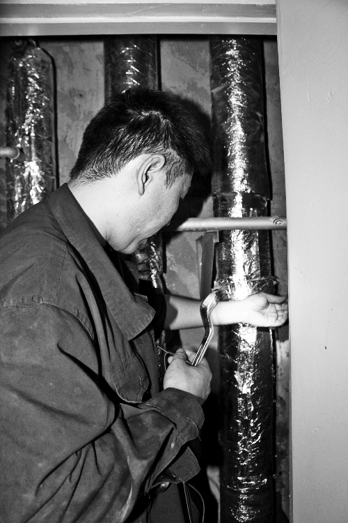 苗師傅一邊進(jìn)行維修，一邊用耳機(jī)接聽(tīng)市民的電話(huà)。