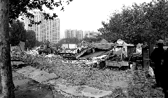 對(duì)公園選址的5.5萬多平方米的違章建筑進(jìn)行拆除。