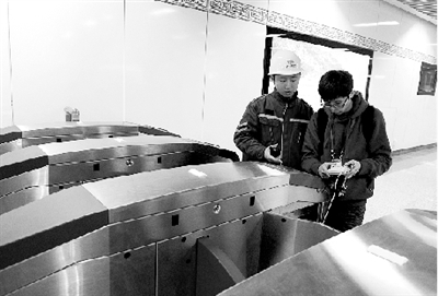 昨天上午，體育中心站，工作人員正在對(duì)進(jìn)出站閘機(jī)進(jìn)行調(diào)試。