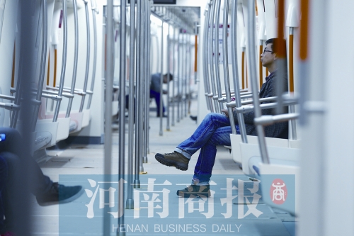 倆小時不出地鐵站，要按全程收費 王春勝/攝