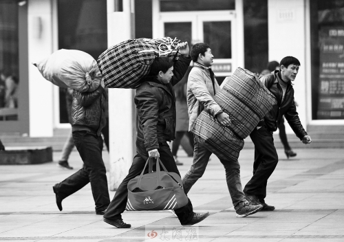 鄭州火車站廣場，行色匆匆的趕路人。