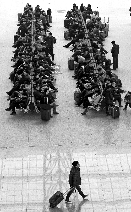 鄭州東站候車室，一些乘客在候車。