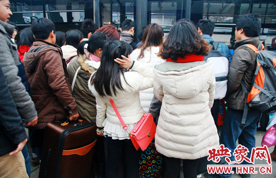 金水路紫荊山公交樞紐站牌處經(jīng)常是人頭攢動。