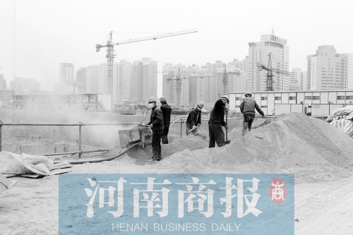 緯二路與東明路交叉口附近，一處工地上塵土飛揚 記者 鄧萬里/攝