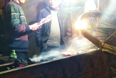 露天燒烤整夜煙熏火燎，路邊居民苦不堪言。