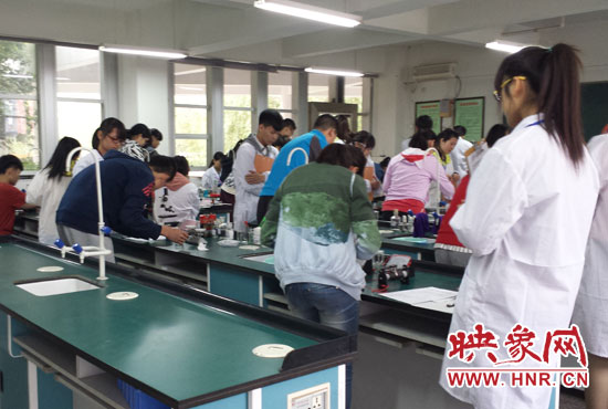 考試采用“一對一”的監(jiān)考方式。