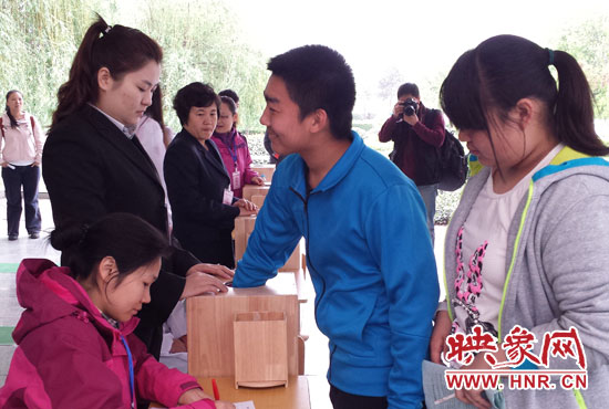 考生本人抽簽決定座號。