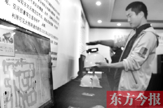 可見(jiàn)光通信技術(shù)應(yīng)用展示會(huì)上，參觀者體驗(yàn)新技術(shù)在采礦工具上的應(yīng)用