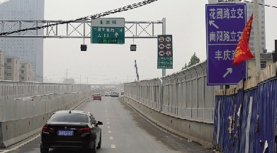 渣土車(chē)上三環(huán)快速路 文化路上橋口裝“電子眼”抓拍 渣土車(chē)上三環(huán)快速路 文化路上橋口裝“電子眼”抓拍