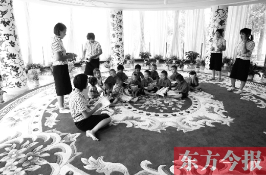 鄭州一幼兒園里的孩子在老師的帶領下讀《論語》。