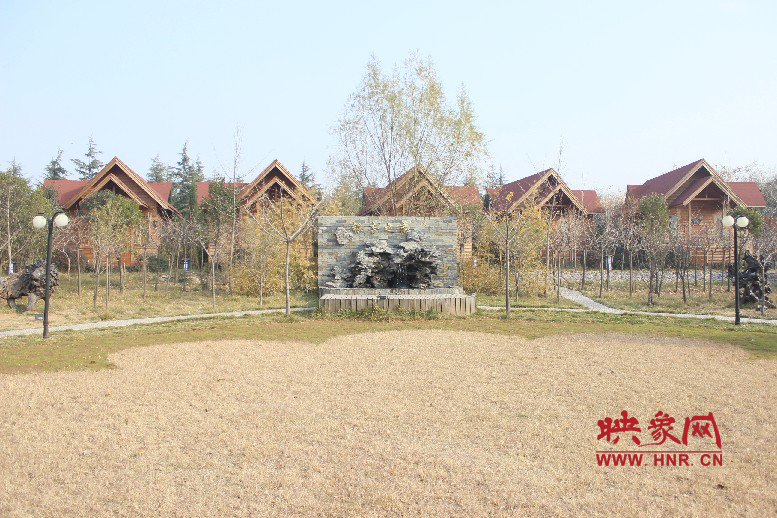 后面就是小別墅，前面是個廣場