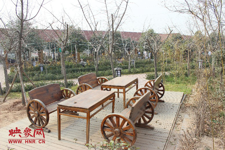 四五成群在這打牌，也是很有味道的一件事