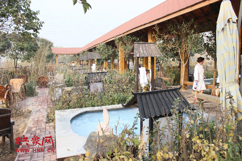 各種小溫泉池，溫度有高有低，每個池用料不同有各種功效