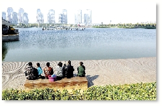 昨天中午，如意湖畔，在這樣的天氣曬太陽是一種享受。 記者 馬健 圖