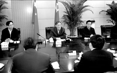 11月30日，中共中央政治局常委、中央紀(jì)委書記王岐山在北京主持召開座談會，聽取專家學(xué)者對黨風(fēng)廉政建設(shè)和反腐敗工作的意見和建議。新華社發(fā)