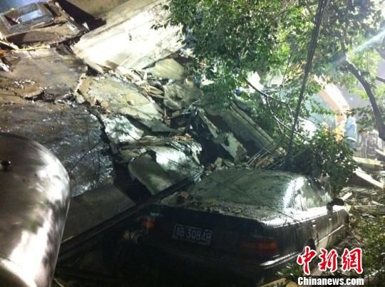 六層民房倒塌現(xiàn)場(chǎng)。何蔣勇　攝