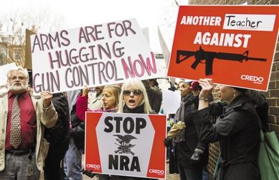12月17日，華盛頓，示威者來到美國“全國槍支協(xié)會”在國會的說客辦公室表達(dá)控制槍支的訴求。