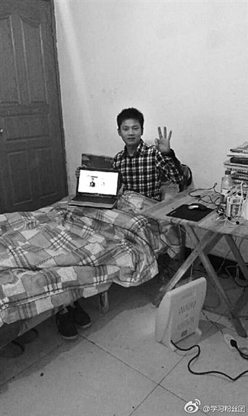 張洪銘在微博上發(fā)了張照片。照片顯示，他居住的屋子主要有一床一桌，寒冬里以電暖器取暖。