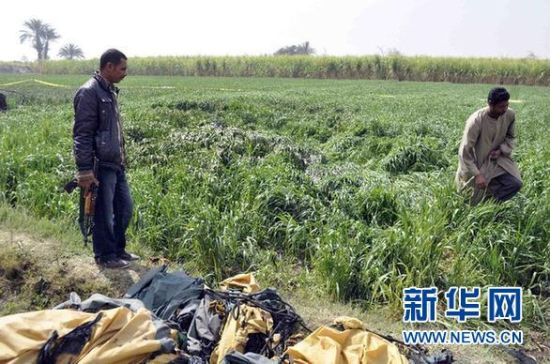 2月26日，在埃及旅游城市盧克索附近，當?shù)匕踩藛T在發(fā)生熱氣球爆炸事故的現(xiàn)場查看。