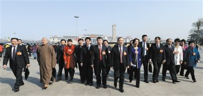 昨日，中國人民政治協(xié)商會議第十二屆全國委員會第一次會議在北京人民大會堂開幕。這是全國政協(xié)委員走向人民大會堂。新華社記者 陳樹根 攝