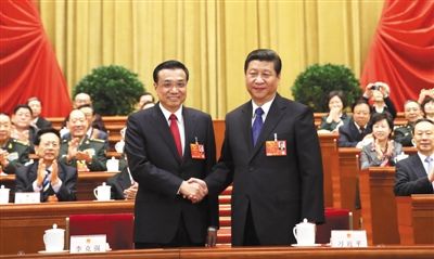 昨日，人大會議投票表決，決定李克強為國務院總理后，習近平和李克強親切握手。 新華社記者 蘭紅光 攝