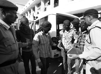 3月18日，印度中央邦，涉嫌輪奸瑞士女游客的男子被押往法庭。據(jù)悉，6名男子均面臨搶劫指控，其中4人面臨強(qiáng)奸指控。