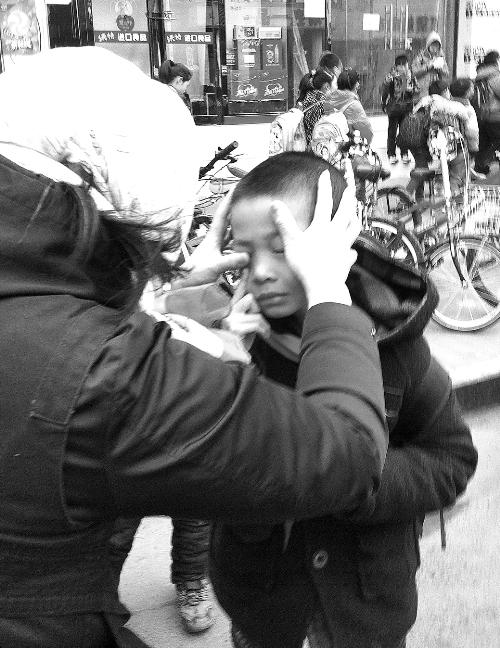 春天風(fēng)沙大，一孩子被風(fēng)沙瞇了眼