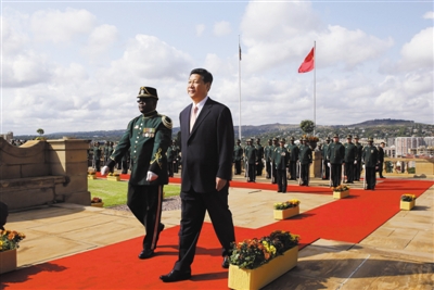 3月26日，南非總統(tǒng)祖馬在比勒陀利亞聯(lián)邦大廈前廣場舉行儀式，歡迎中國國家主席習(xí)近平訪問南非。這是習(xí)近平檢閱儀仗隊。新華社記者 蘭紅光 攝