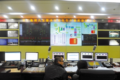 前日，八寶煤業(yè)公司，大家監(jiān)控井內(nèi)狀況。新華社 張楠 攝