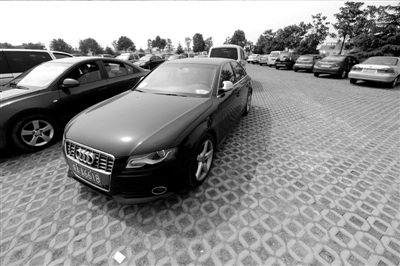 3月30日，掛有AZG(安徽政府公務(wù)的拼音縮寫）通行證的車輛停放在合肥市小蜀山公墓停車場內(nèi)。