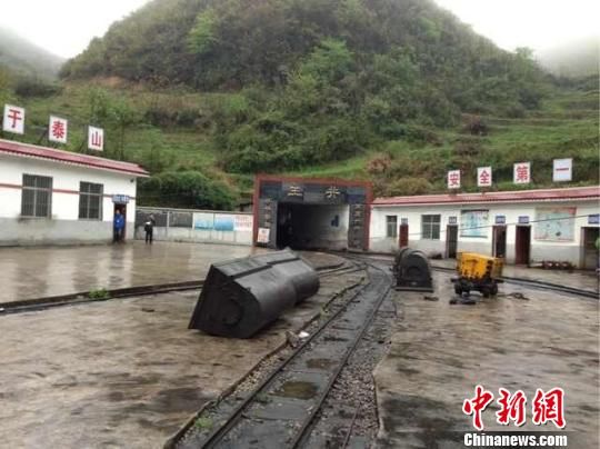 事故發(fā)生于5日晚22時(shí)許，事發(fā)時(shí)共有41人在井下作業(yè)，其中有32人安全升井，9人被困井下。