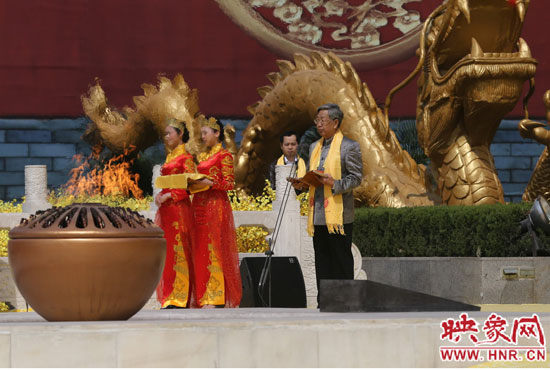 中華炎黃文化研究會(huì)會(huì)長(zhǎng)許嘉璐宣讀拜祖大典拜祭文。映象網(wǎng)記者 邵恰 攝