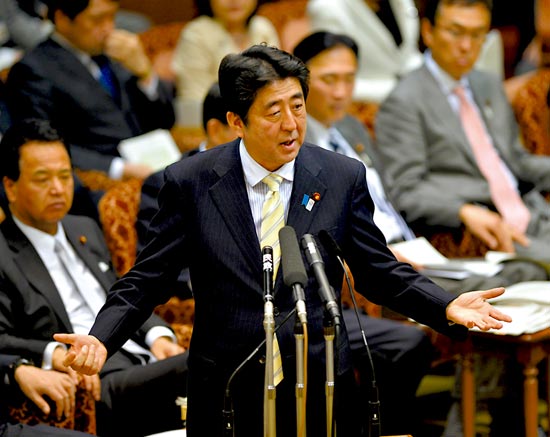 23日，安倍在參議院預算委員會發(fā)表講話。