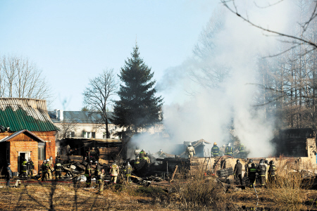 4月26日，俄羅斯救援人員在莫斯科州德米特羅夫區(qū)拉緬斯基村發(fā)生火災的精神病院滅火。　　IC供圖