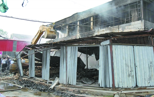 大火燒了近4個小時(shí)，中牟縣貿(mào)易區(qū)被燒得面目全非。