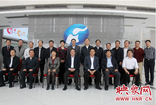 郭庚茂等省領(lǐng)導(dǎo)與省廣電局、河南電視臺的同志們合影