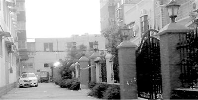 拉警戒線的地方就是高家居住的15號樓。高天峰居住在榮華小區(qū)一棟復(fù)式二層樓，三戶人家各有獨院。榮華小區(qū)一名業(yè)主供圖