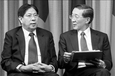 昨天凌晨,菲駐臺北馬尼拉經(jīng)濟文化辦事處代表白熙禮(左)與臺灣外事部門負責(zé)人林永樂在臺北共同舉行記者會。圖/CFP