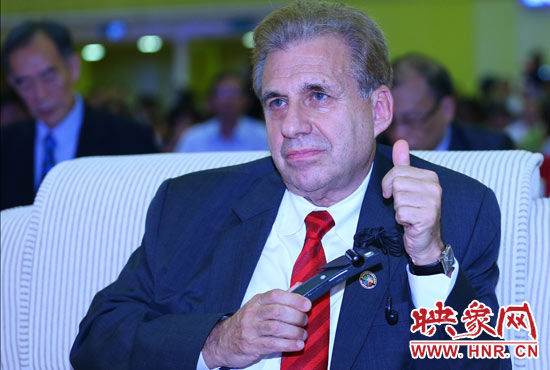 聽到關(guān)于鄭州航空港經(jīng)濟綜合實驗區(qū)的介紹，約翰.卡薩達博士豎起了大拇指