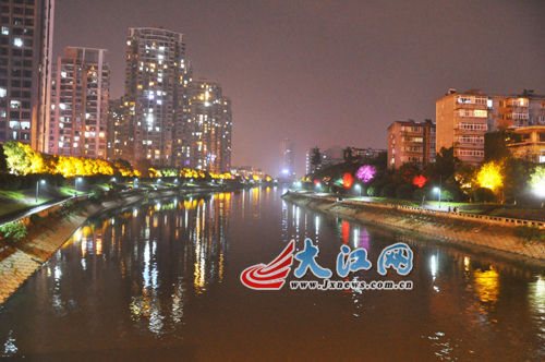 夜幕下的玉帶河，風(fēng)景很好，但是臭氣熏天。