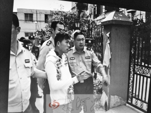 吳強指認現(xiàn)場(翻拍),他是高胖雇用的殺手之一。