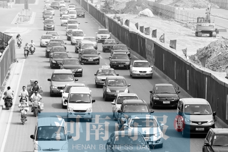 因施工封路，中州大道上的車輛行駛緩慢 王春勝/攝