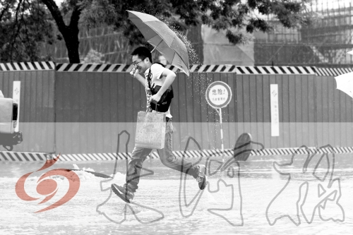 鄭州經(jīng)三路與北環(huán)交叉口處，積水較深，行人們不得不“練輕功”。 記者 白周峰 攝影