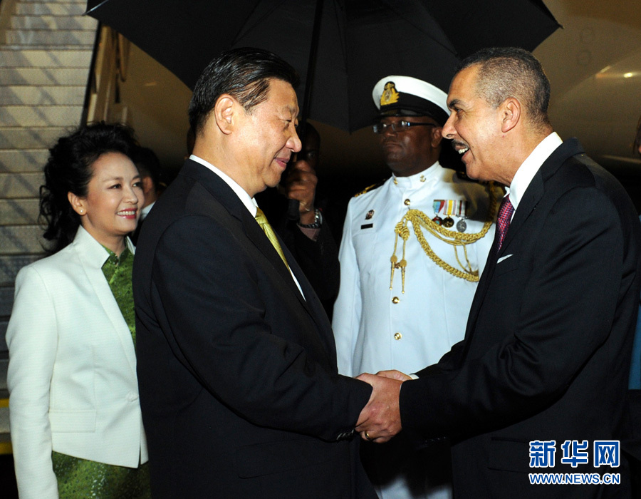 特立尼達(dá)和多巴哥總統(tǒng)卡莫納夫婦、總理比塞薩爾等到機(jī)場(chǎng)迎接習(xí)近平和夫人彭麗媛。饒愛(ài)民 攝