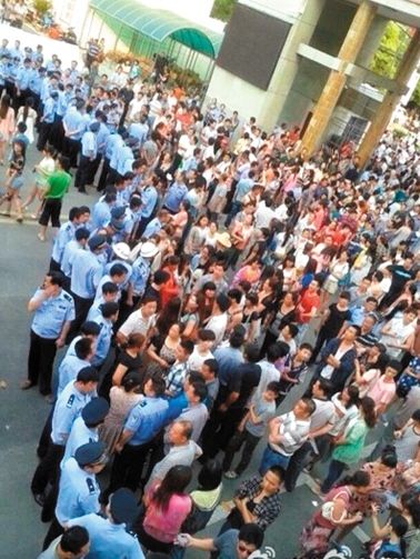 　考生家長(zhǎng)圍堵在考點(diǎn)門口。 網(wǎng)絡(luò)截圖