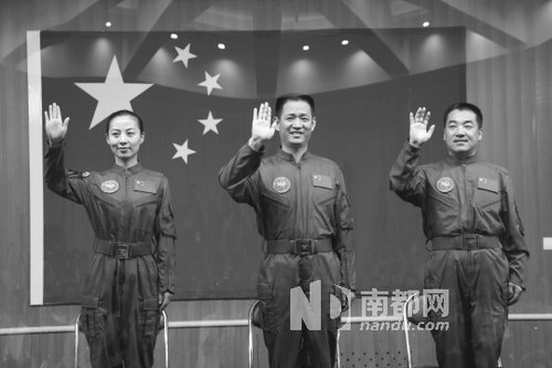 神舟十號(hào)航天員王亞平(左)、聶海勝(中)、張曉光(右)。 新華社發(fā)