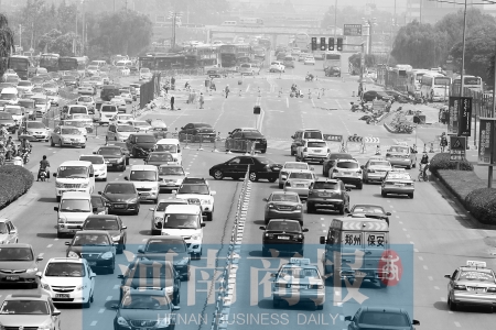 花園路封道施工，通行不暢 王春勝/攝